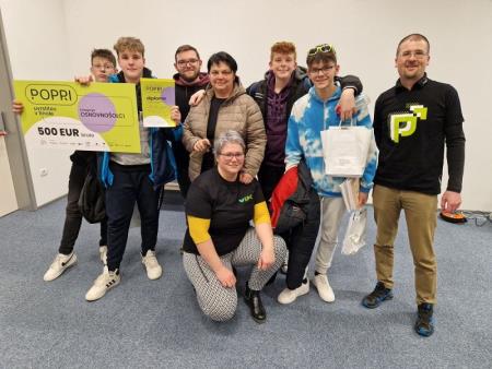 POPOLNOMA RAZGRADLJIVI OVITEK ZA TELEFON, IDEJA SKUPINE FANTOV OŠ KNEŽAK, KI GRE V SLOVENSKI FINALE 1